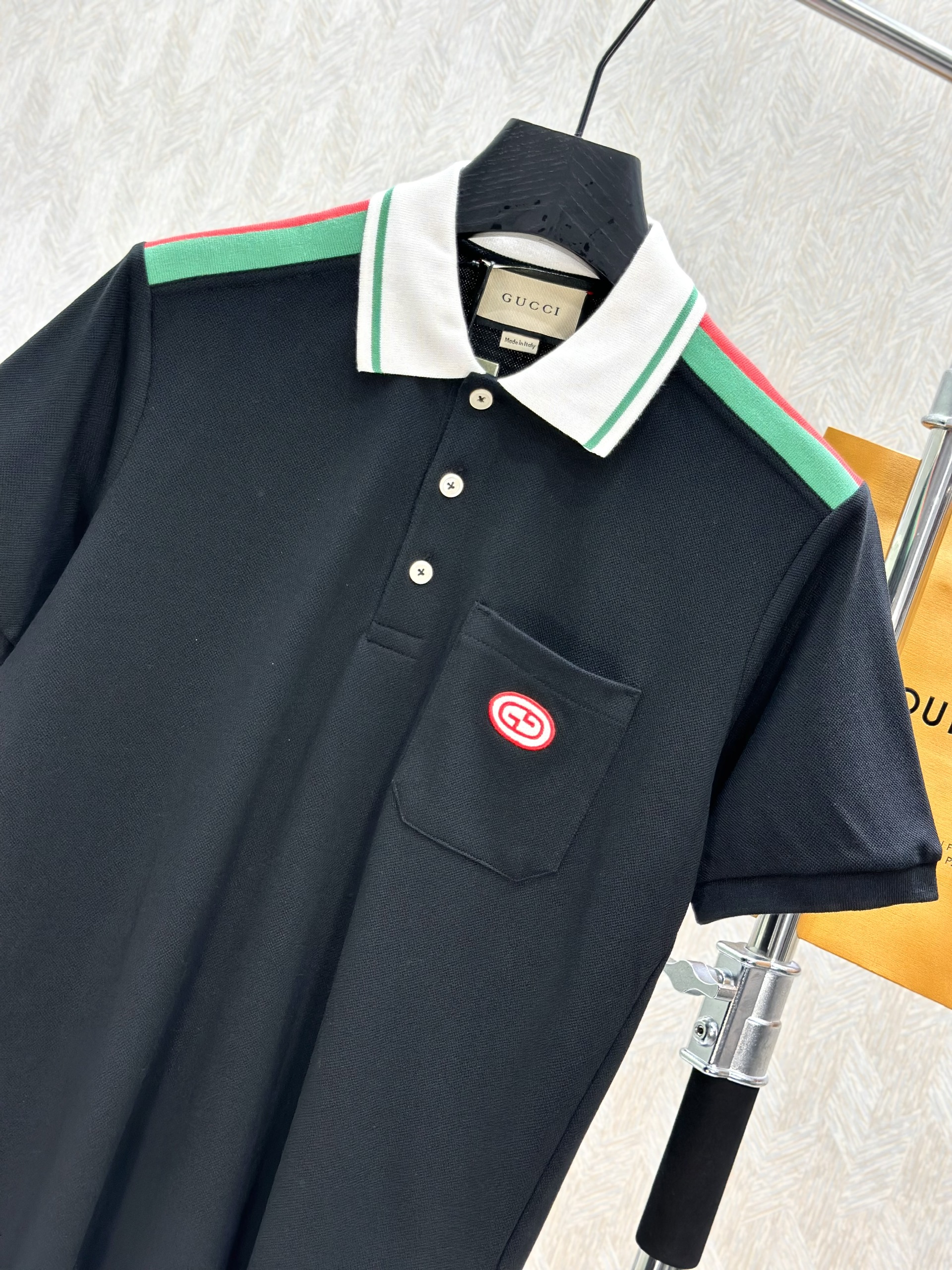 Áo polo Gucci GC kẻ viền vai phối màu cổ túi logo ngực Like Auth 1-1 on web VTN